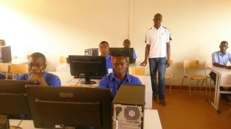 Nous disposons de deux salles informatique de dix machines chacune.